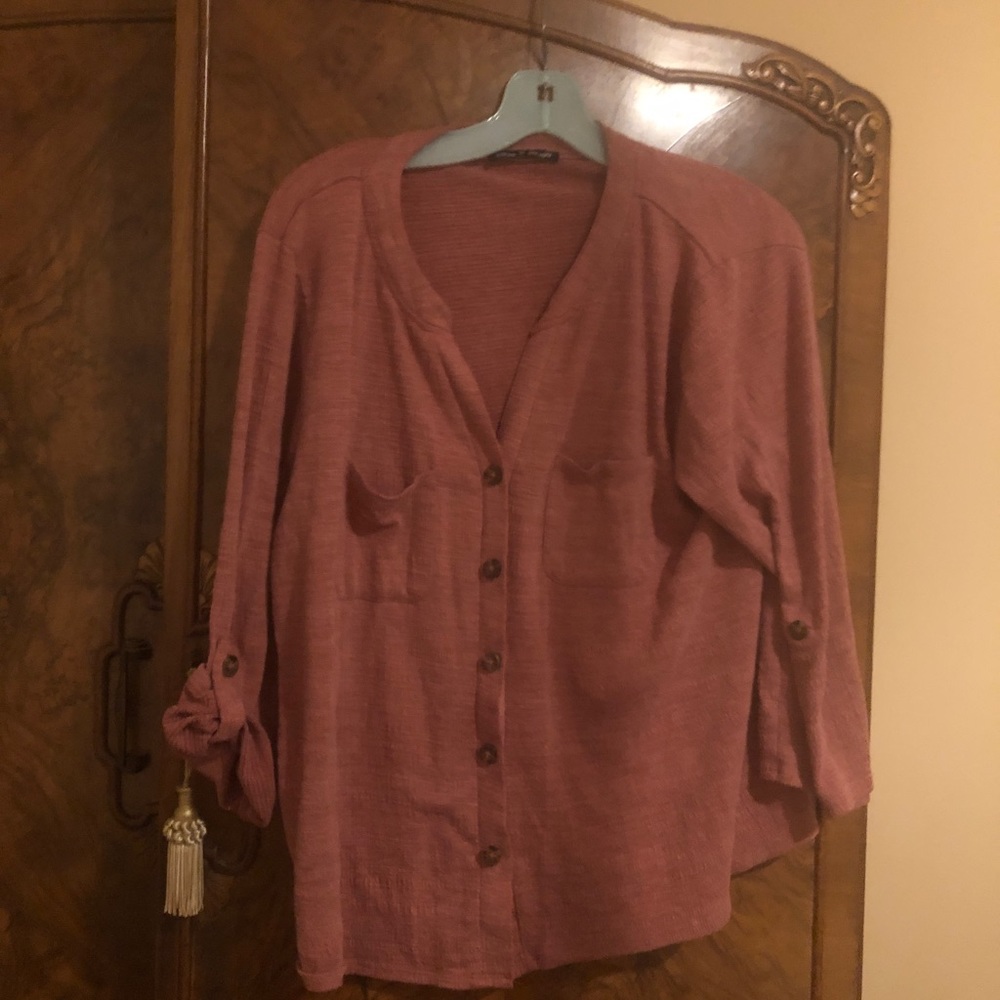 Cable & Gauge dusty rose shirt or jacket tab sleeve spring summer fall